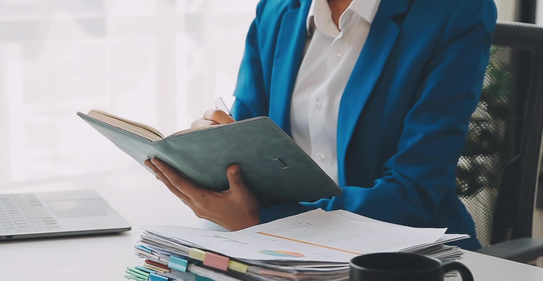 Процесс съемки на улицах города с работающим фотографом в кадре