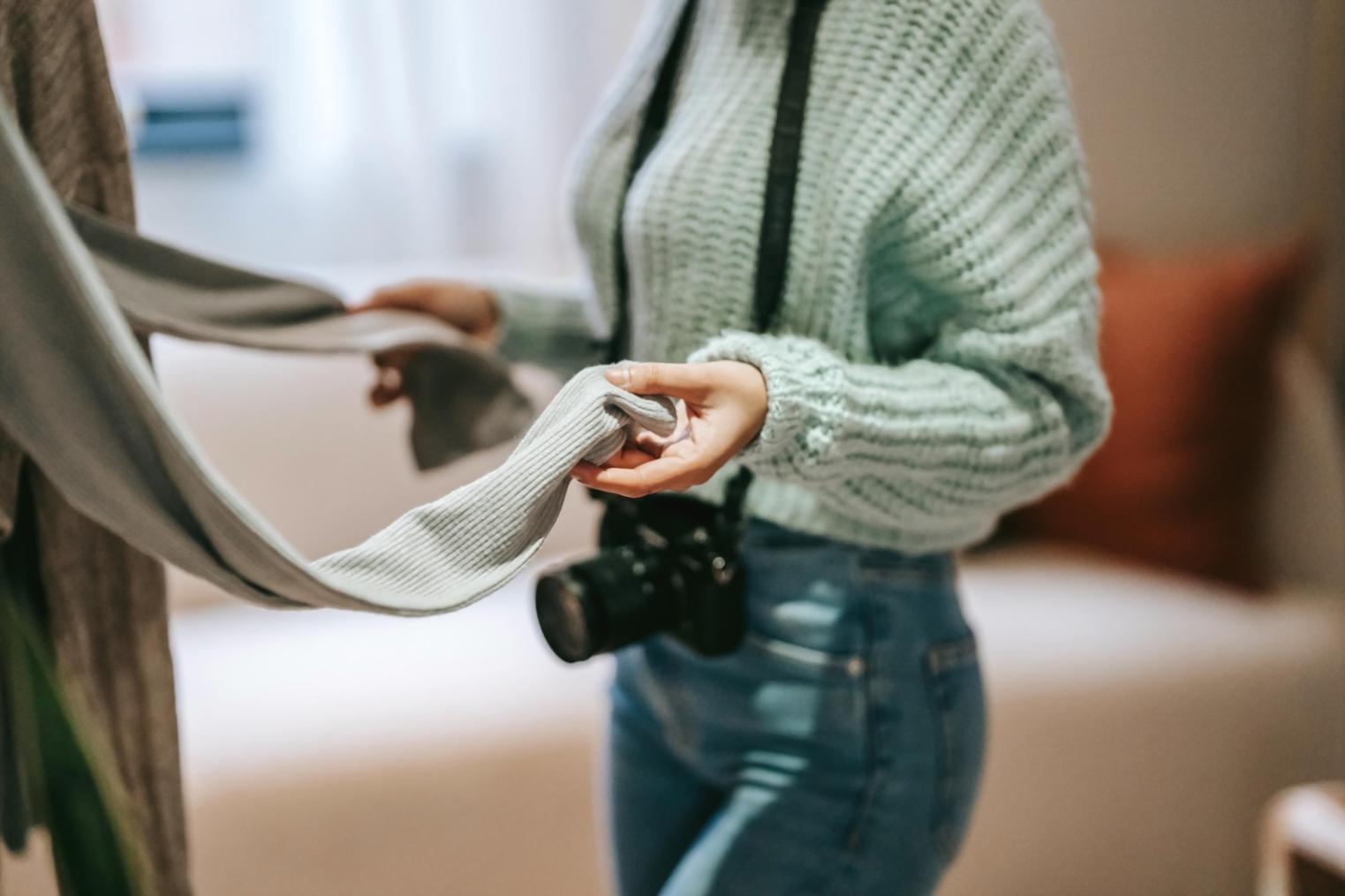 Фотограф снимает пейзаж во время путешествия