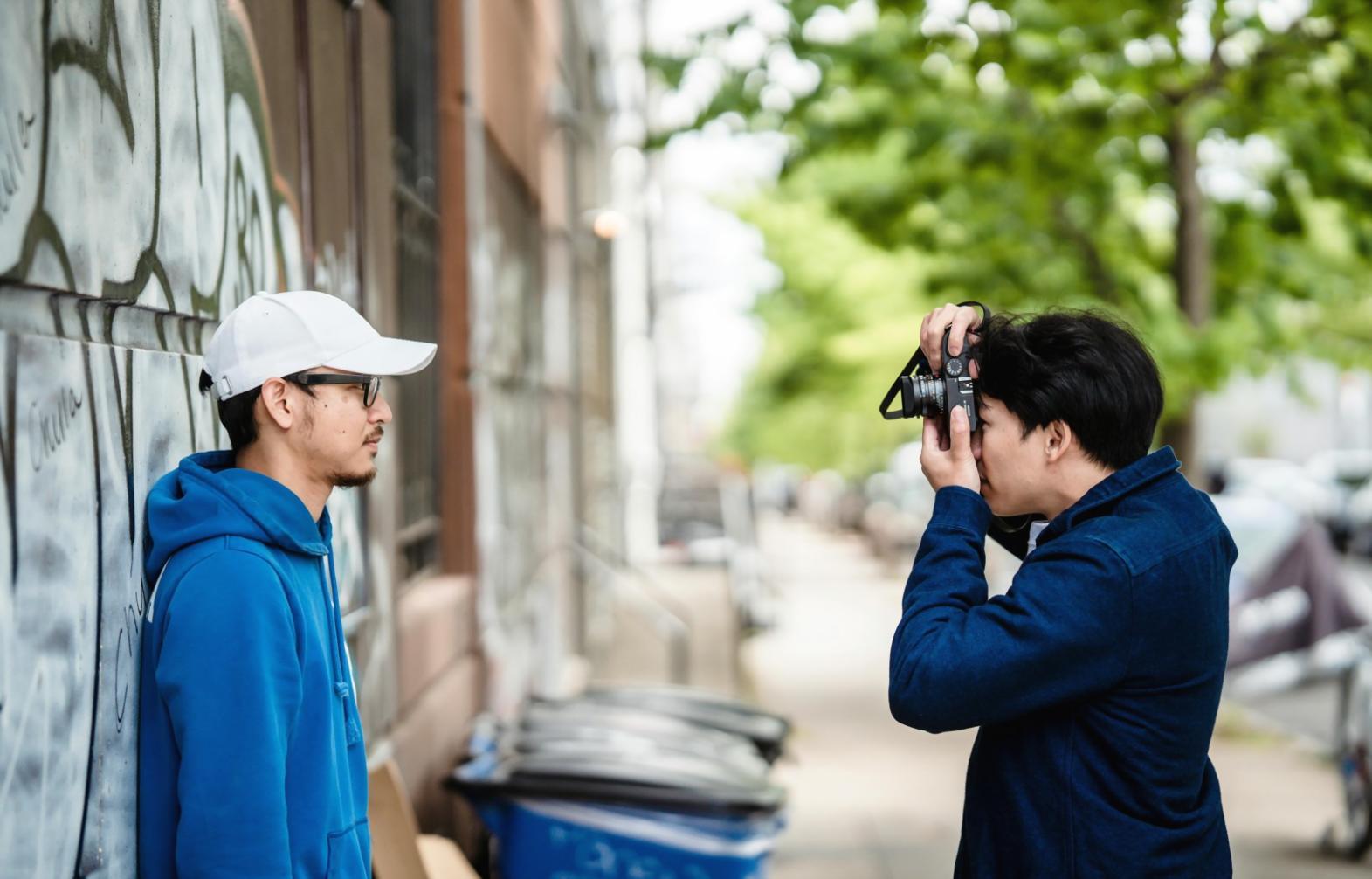 Фотограф работает в полевых условиях, настраивая камеру для съемки пейзажа