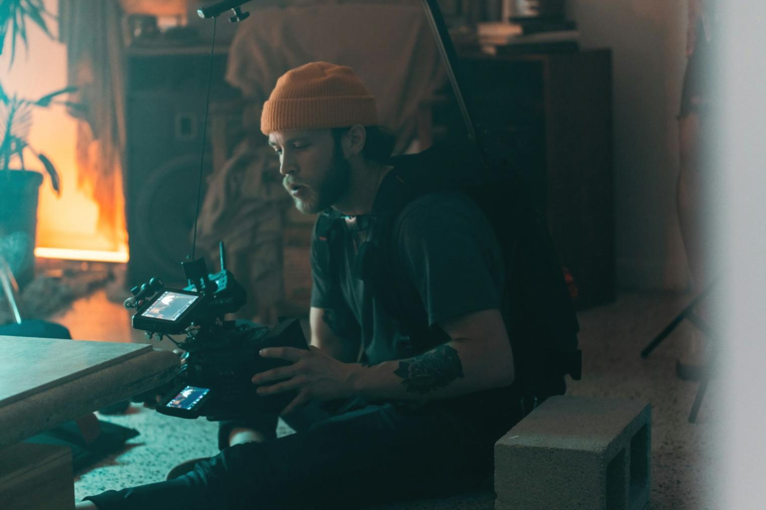 Процесс профессиональной фотосъемки демонстрирующий методологию работы